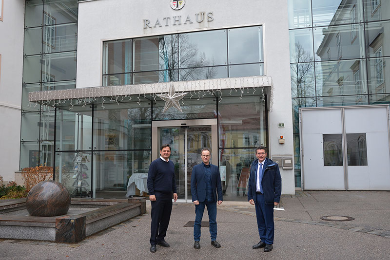 Wirtschaftsstadtrat Mag. Lucas Sobotka, Bürgermeister Mag. Peter Eisenschenk und Geschäftsführer DI Dr. Martin Miltner vor dem Tullner Rathaus.