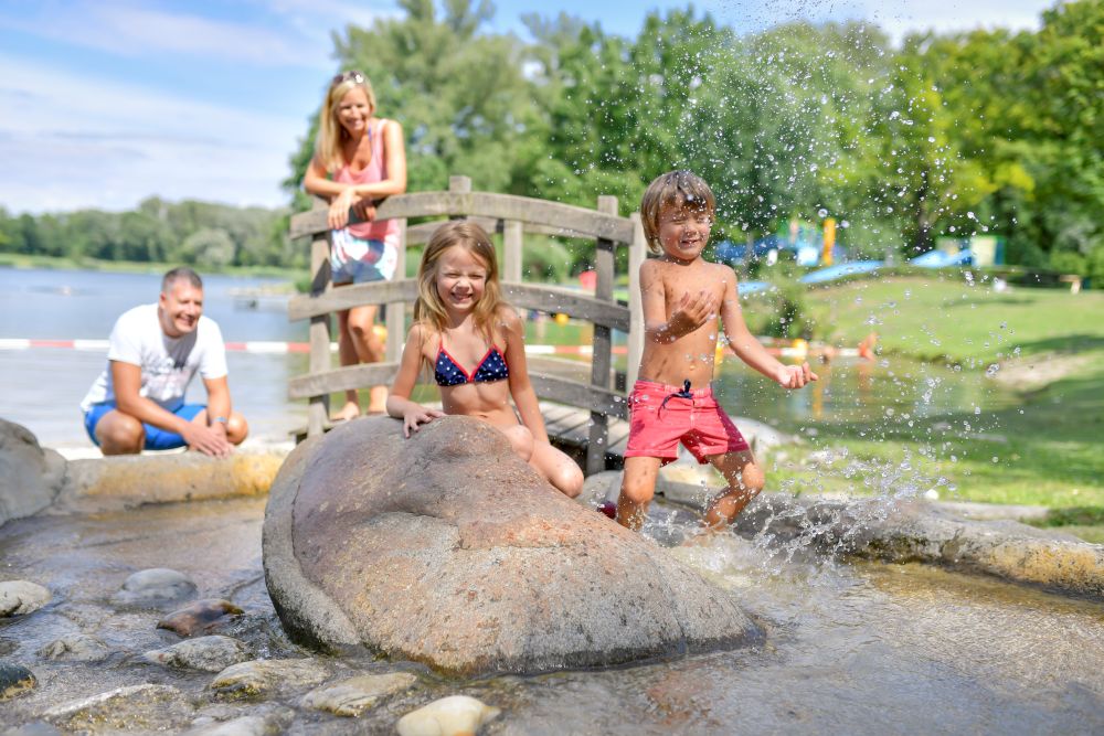 Badesee im Aubad Tulln mit Rutschen
