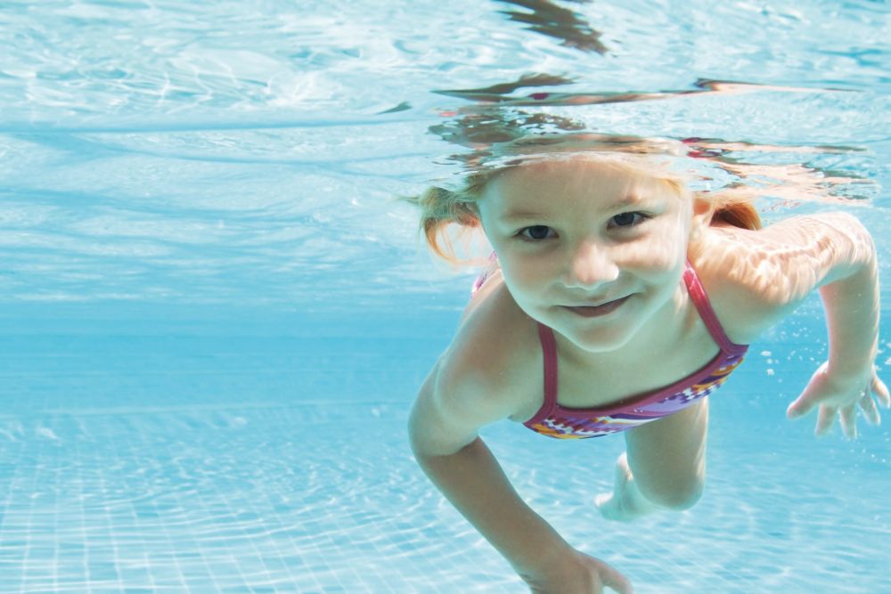 Mädchen schwimmt im Familienbad DonauSplash Tulln