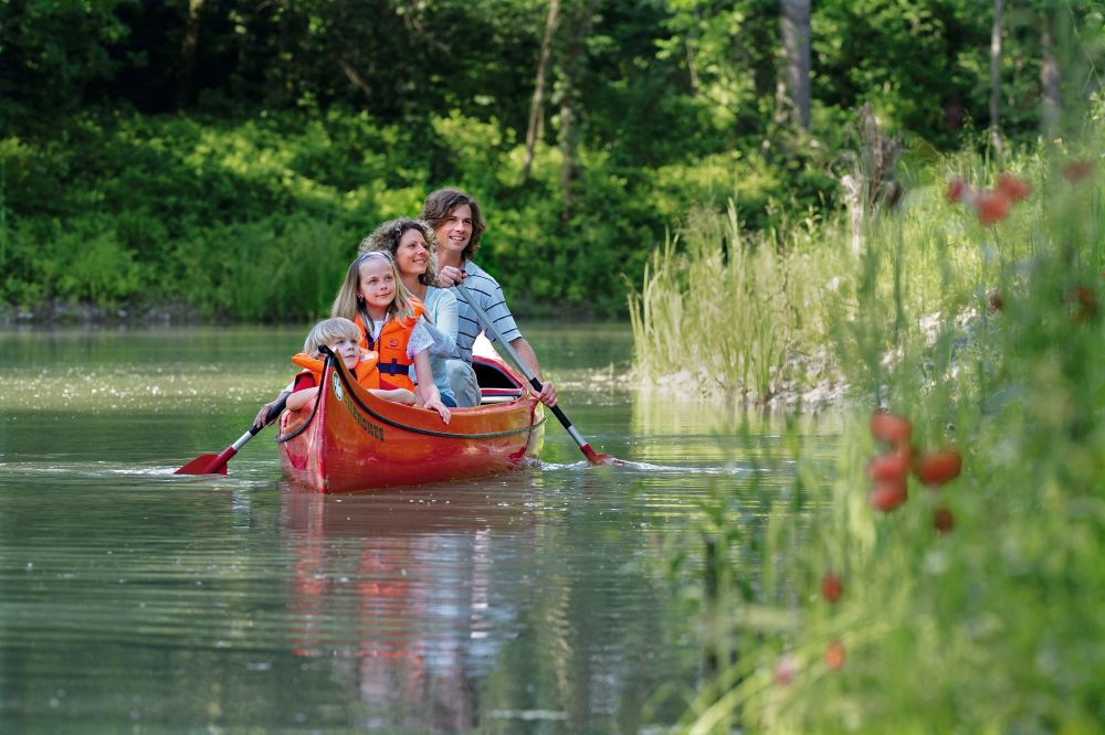 Familie während dem Bootfahren im Wasserpark Tulln