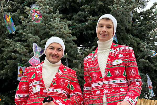 Weihnachtselfen vor Christbaum