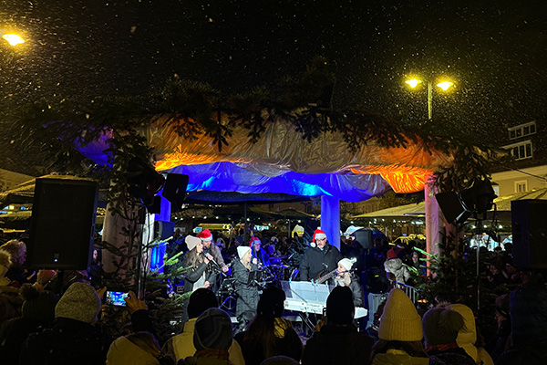 Band und Publikum im Adventdorf