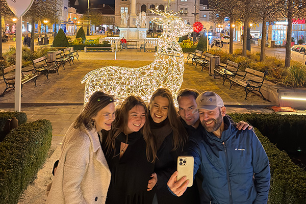 Fünf Menschen machen Selfie am Hauptplatz Tulln