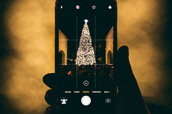 Smartphone mit Bild von einem Christbaum