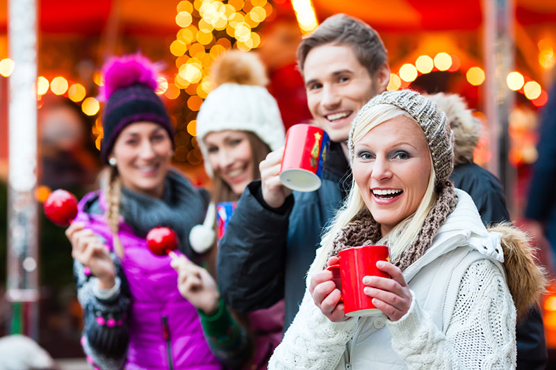 Menschen trinken Punsch beim Adventpfad