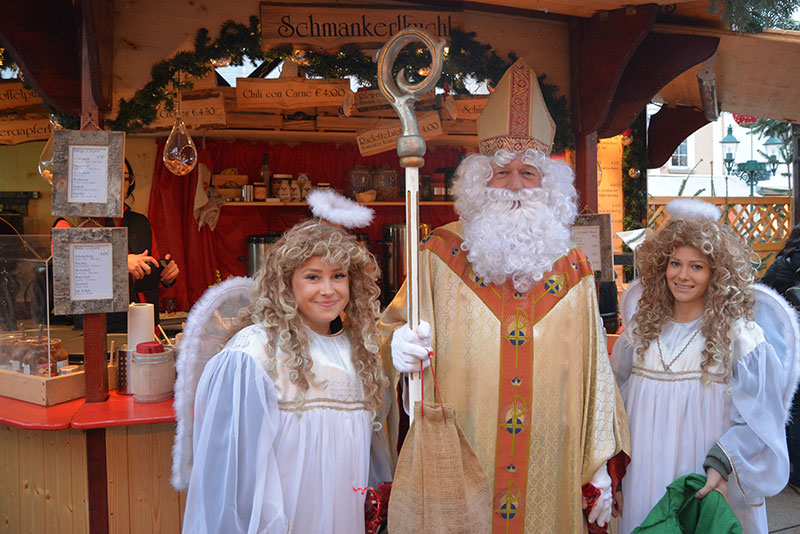 Nikolo zu Besuch im Adventdorf am Hauptplatz Tulln