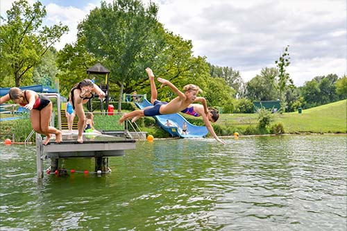 Kinder springen ins Aubad Tulln