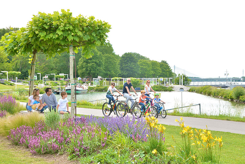 Familien mit Kindern an der Donaulände in Tulln 