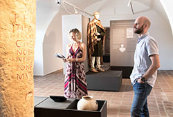 2 Personen schauen sich Römermuseum an 