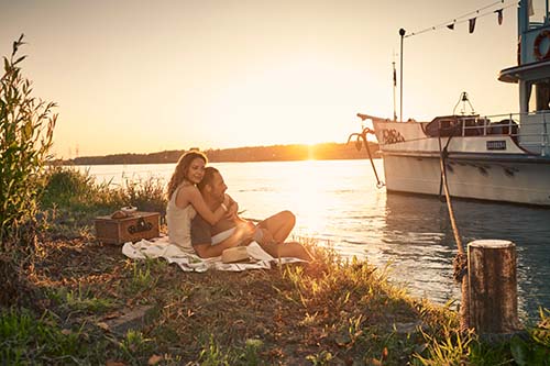 Picknick an der Donau bei Sonnenuntergang