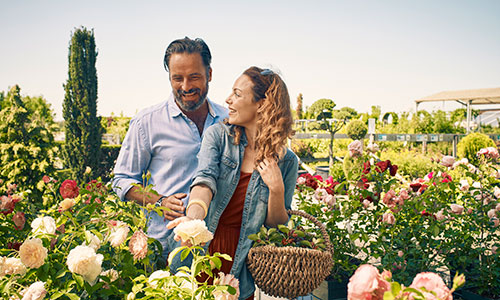 Paar bewundert Blumen