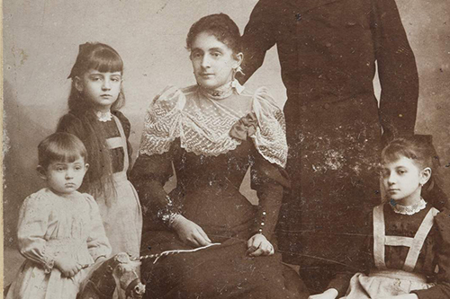 Egon Schiele mit seinen Mutter und seinen Geschwistern