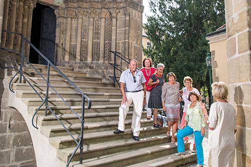 Führung auf der Treppe des Tullner Karners