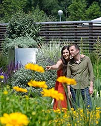 Paar bewundert Blumen in Tulln 