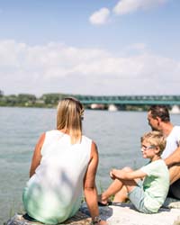 Familie sitzt an der Donau in Tulln