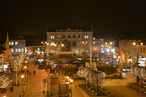 Weihnachtlich beleuchteter Tullner Hauptplatz