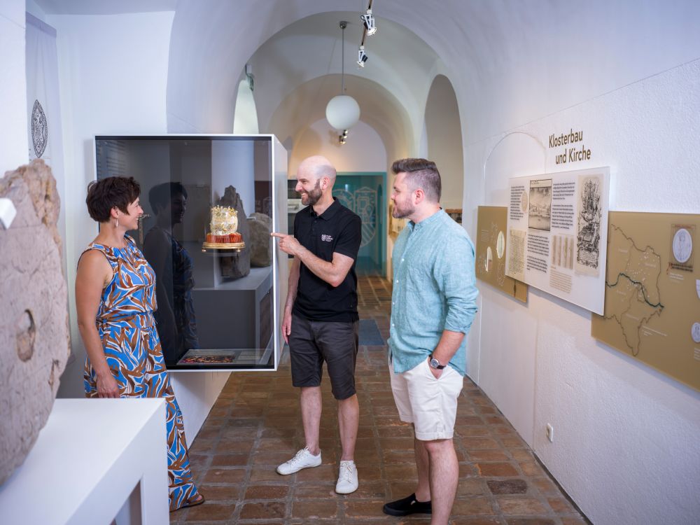Frau besucht das Römermuseum Stadtmuseum Tulln