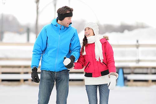 Pärchen beim Eislaufen