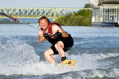 Wasserskifahrer auf der Donau in Tulln