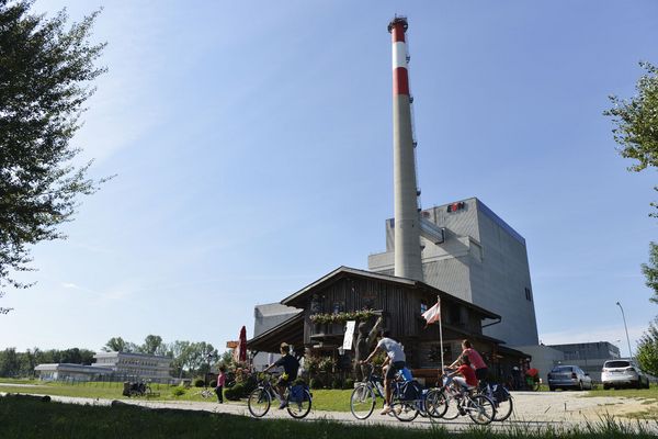 AKW in Zwentendorf, Radfahrer fahren vorbei 