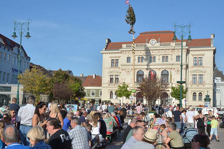 Tulln feiert Maibaum-Aufstellen am 30. April und Maifest bis 2. Mai