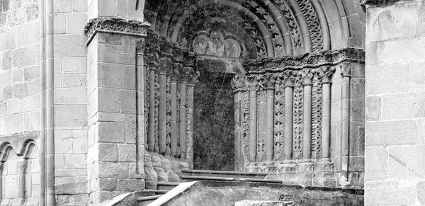 The funnel-like portal of the Tulln charnel house