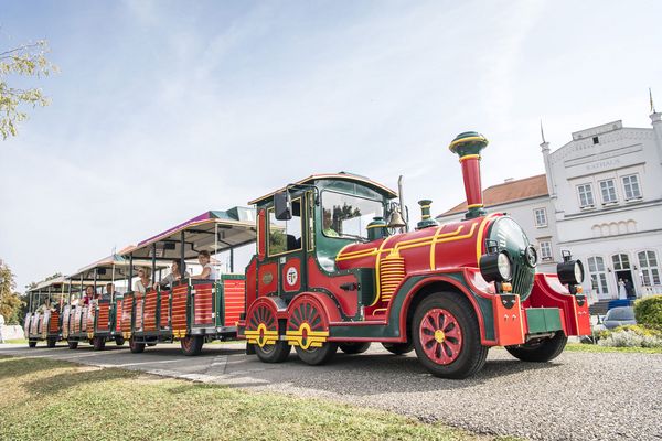 Blick auf Tulli Express an der Donaulände Tulln, im Hintergrund das Minoritenkloster