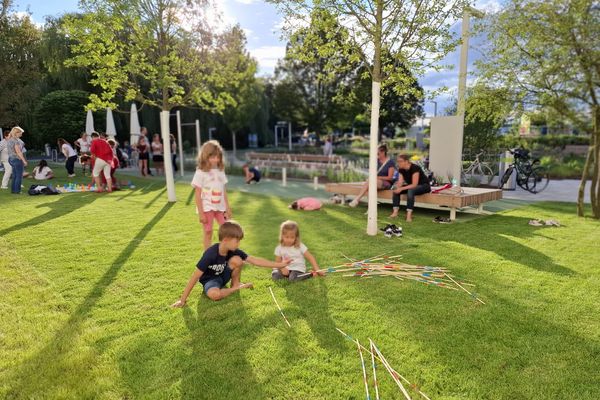 Kinder spielen mikado