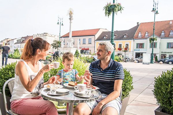 Familie bei Kaffee und Kuchen im Schanigarten am Tullner Hauptplatz