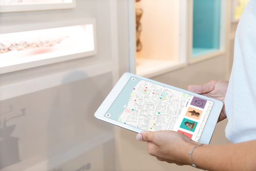 Blick auf Tablet im Virtulleum Blick auf Tablet im Virtulleum