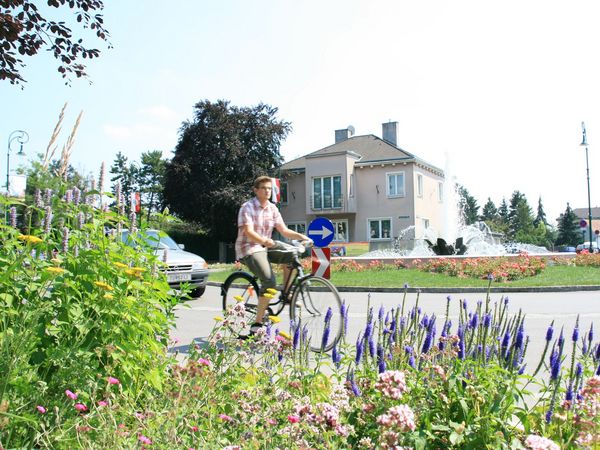 Mann fahrt auf Fahrrad im Kreisverkehr