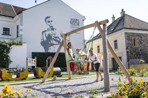 Familie am Egon Schiele Spielplatz in Tulln