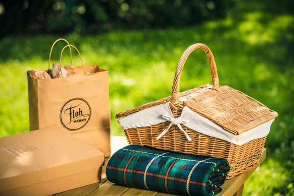 Blick auf Picknickkorb und Picknickdecke von der Gastwirschaft Floh