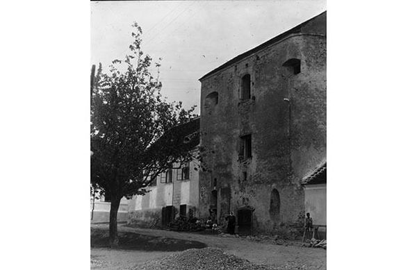 Vollständig erhaltener Römerturm, um 1918