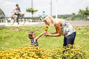 Mädchen überreicht Blumenstrauß an der Tullner Donaulände