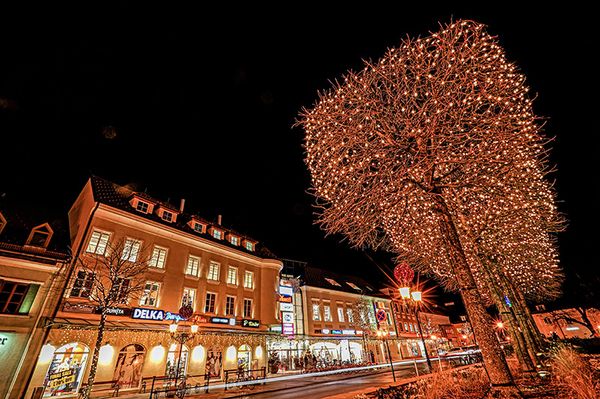 Beleuchtete Geschäftsauslagen am Tullner Hauptplatz