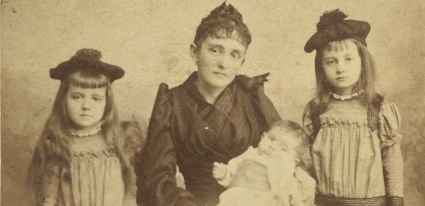 Marie Schiele mit Egon und ihren beiden Töchtern – 1890