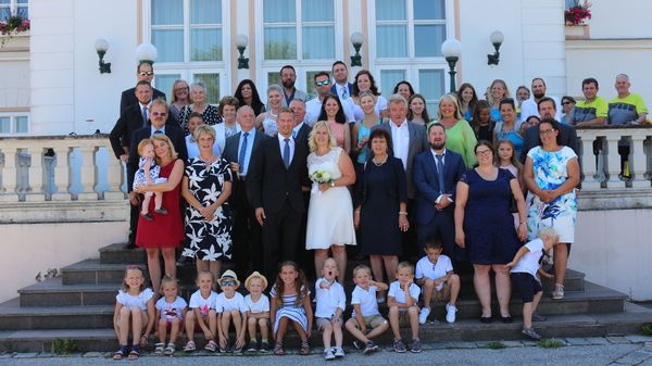 Gemeinschaftsfoto der ganzen Hochzeitsgesellschaft auf der Terrasse 