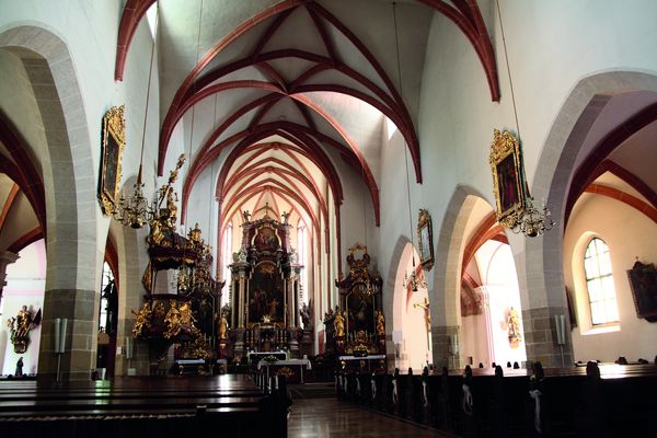 Innenansicht der Stadtpfarrkirche Tulln