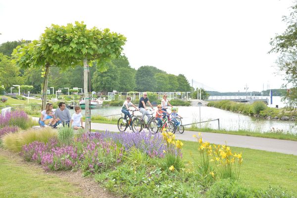 Radfahrer an der Donaulände Tulln