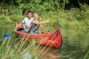 Paar fährt mit dem Boot im Wasserpark in Tulln