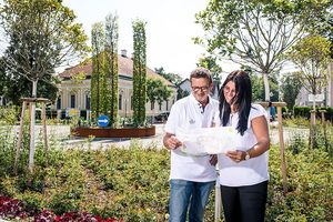 (c) Stadtgemeinde Tulln, Robert Herbst Pärchen mit Stadtplan inmitten von Tullns Grünräumen