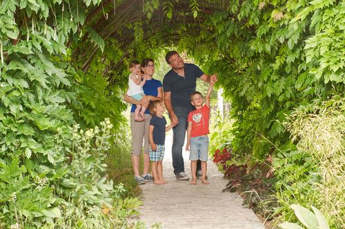 Familie am Gelände der GARTEN TULLN