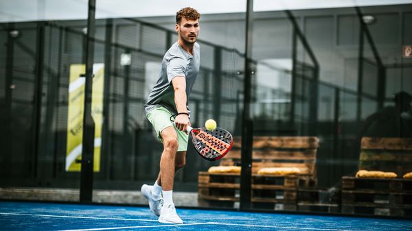 Mann spielt Padel-Tennis in Halle 