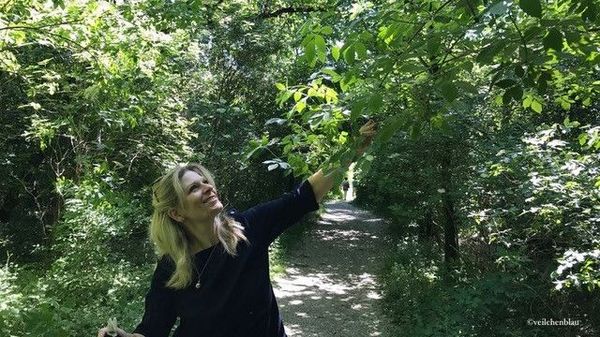 Frau steht in Wald