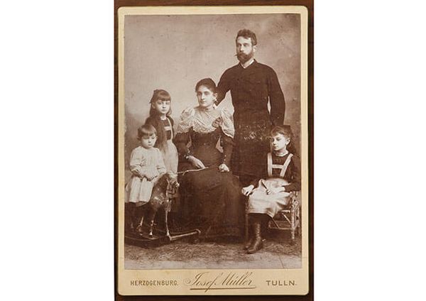 Familie Schiele, um 1893 (© Sammlung Gradisch (Foto: Christoph Fuchs) / Fotograf: Josef Müller)