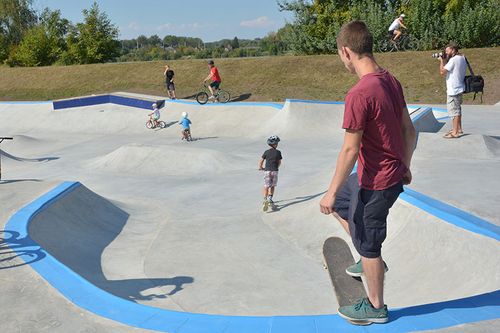 Kinder und Jugendliche am Skaterplatz in Tulln