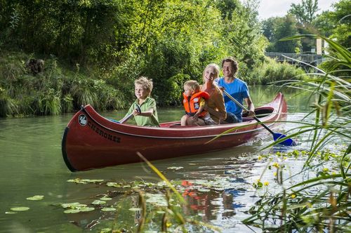 Familie fährt mit dem Boot im Tullner Wasserpark