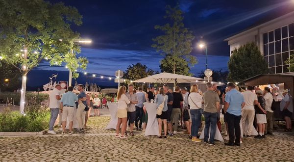 Menschen stehen am Nibelungenplatz bei einem Fest