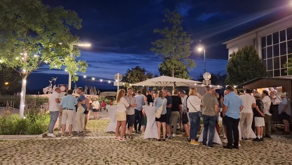 Menschen stehen am Nibelungenplatz bei einem Fest